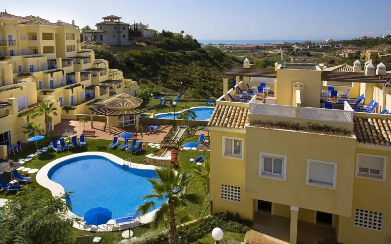 Vistas jardín, piscinas y alojamiento - Colina del Paraíso