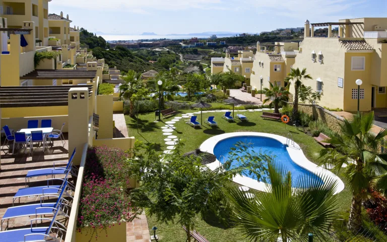 Vistas jardín, piscinas y alojamiento - Colina del Paraíso