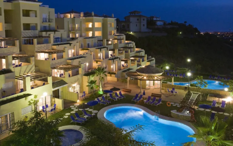 Vistas jardín, piscinas y alojamiento - Colina del Paraíso