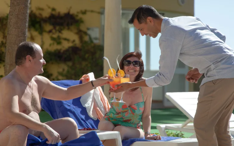 Disfrute de nuestros cocktails en la piscina - Colina del Paraíso